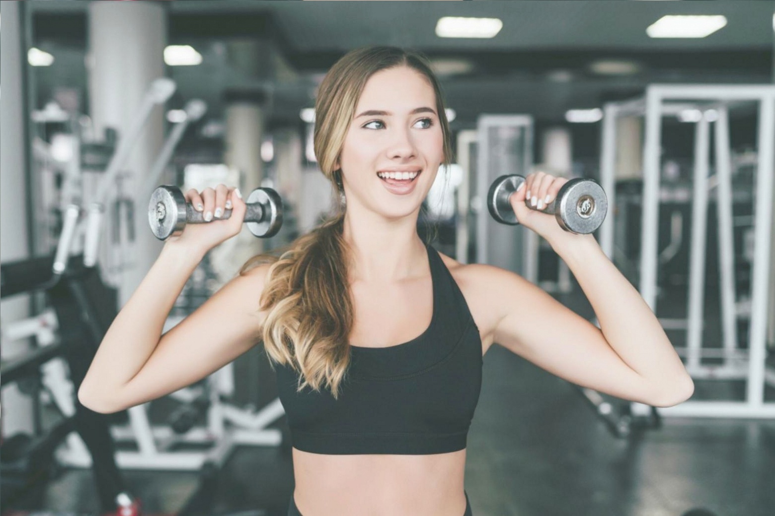 Séance de crossfit intensif avec barbell, focus sur la technique d'arraché